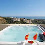 Sea View Penthouse With Private Jacuzzi & Huge Terrace , Cala 4 شقة