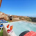 Sea View Penthouse With Private Jacuzzi & Huge Terrace , Cala 4 شقة